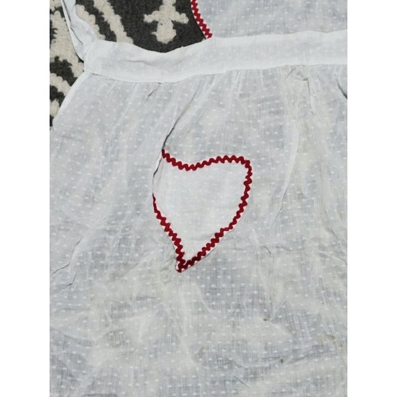 Bib Apron White Dotted Swiss Cotton Fabric Heart Pockets Red Ric Rac Vtg - Picture 4 of 4